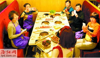 洛陽餐飲住宿服務邁入智能時代 首款餐飲服務智能機器人正式上崗